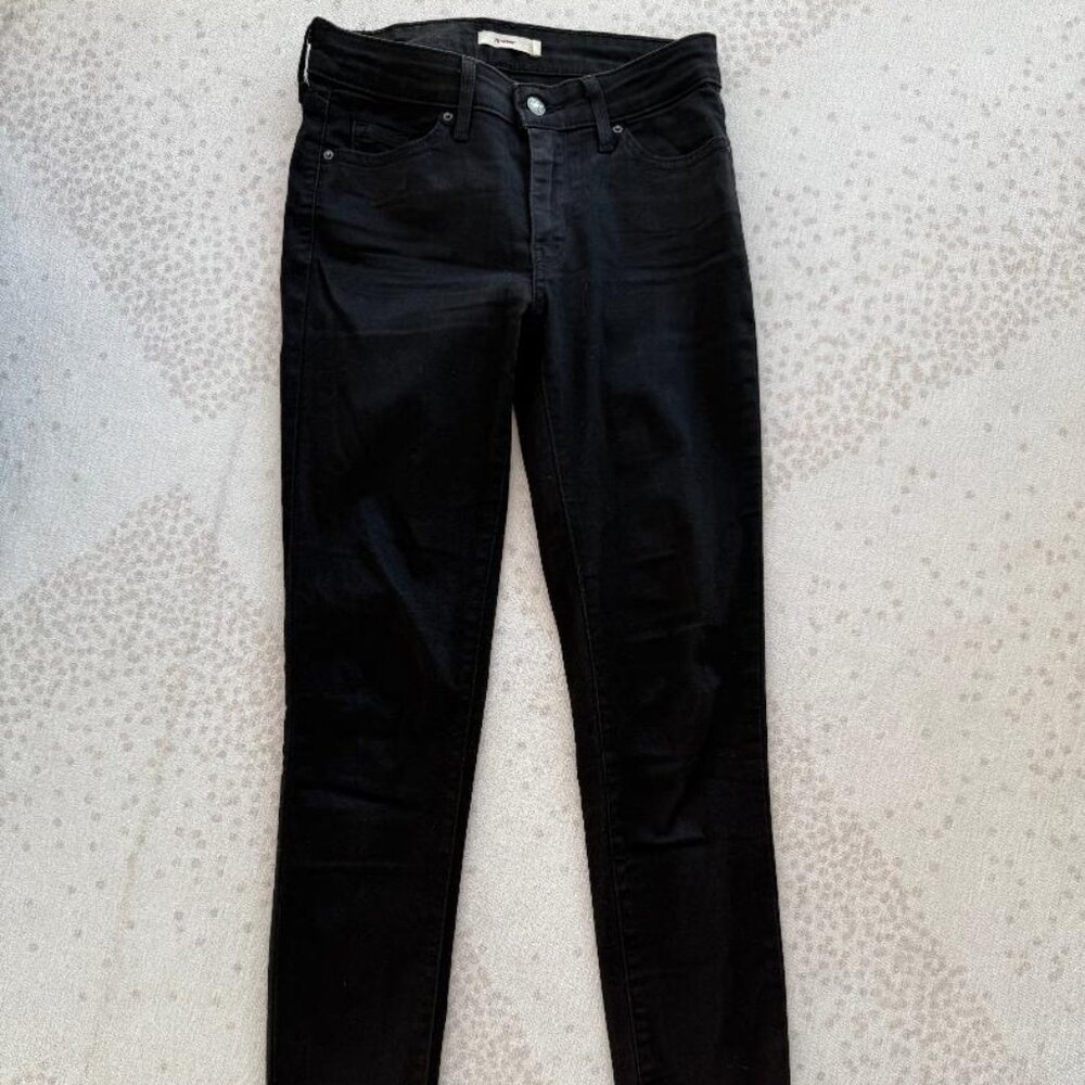 Levi's 711s in black